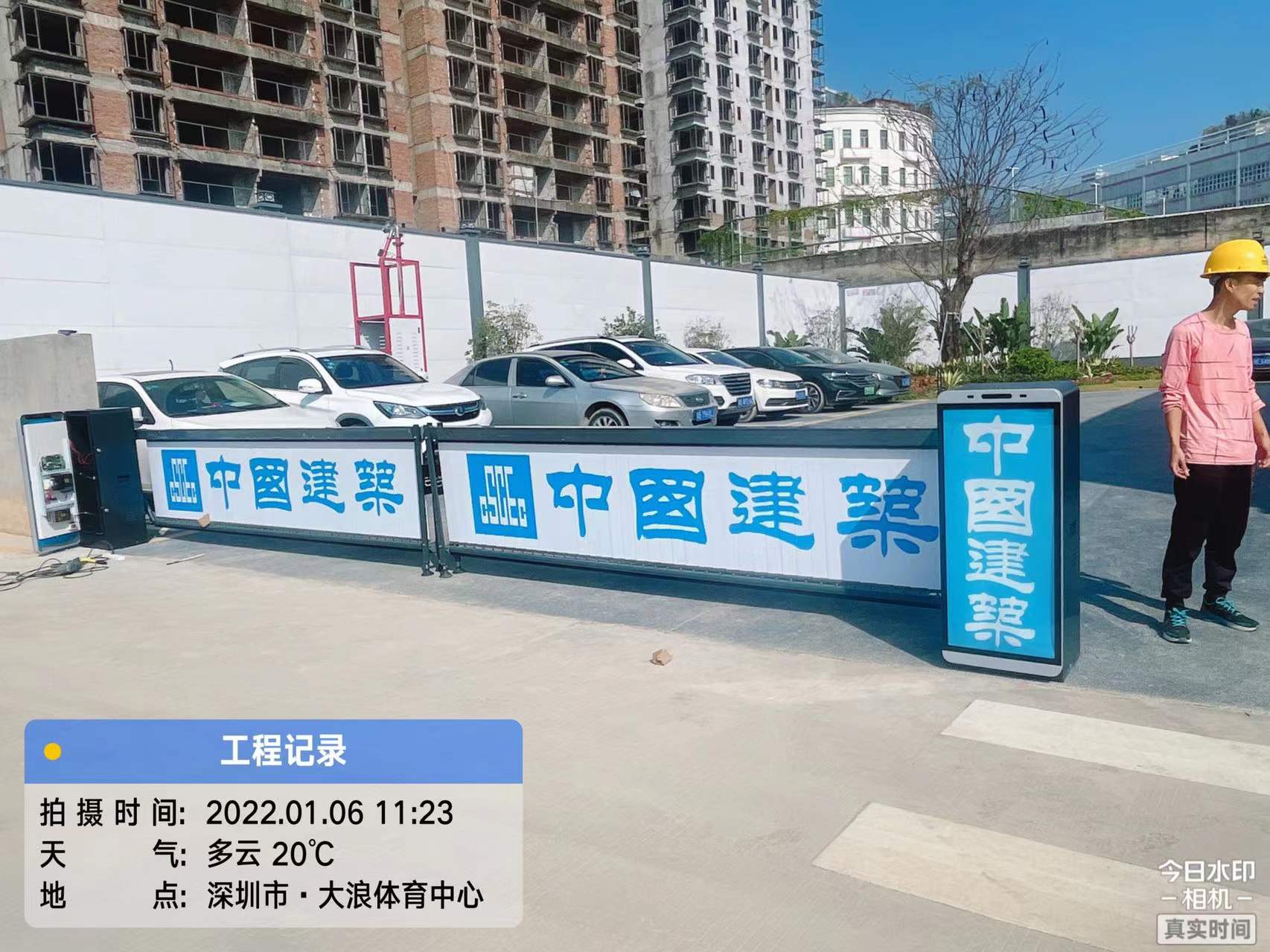 深圳龙华新区某工地应用广告道闸人行广告门案例