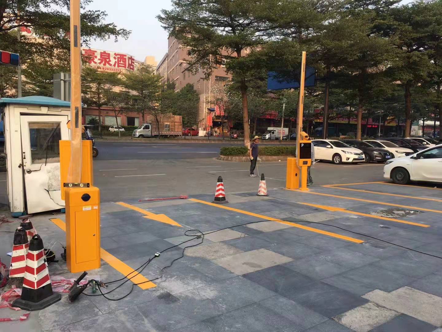 佛山市中英假日酒店2进2出无线云车牌识别停车场